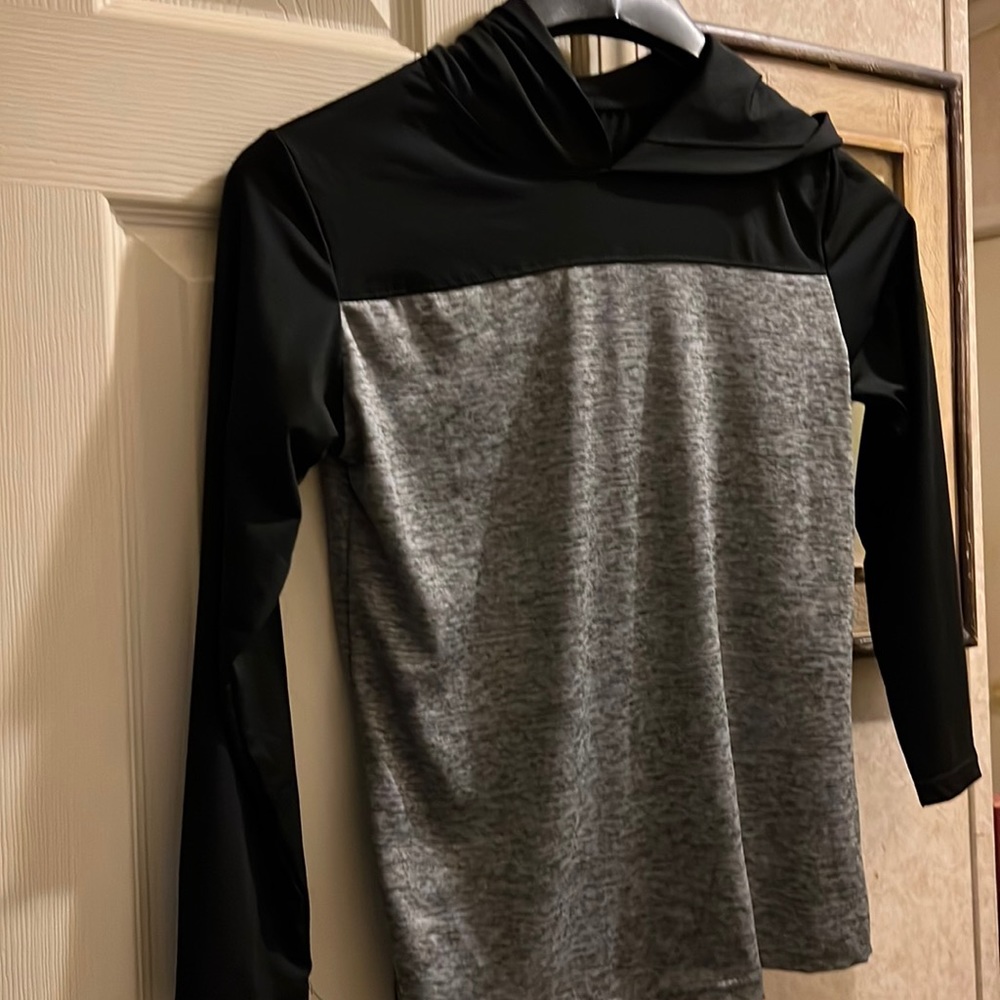 Boys Youth Medium Long Sleeve Hoodie Shirt